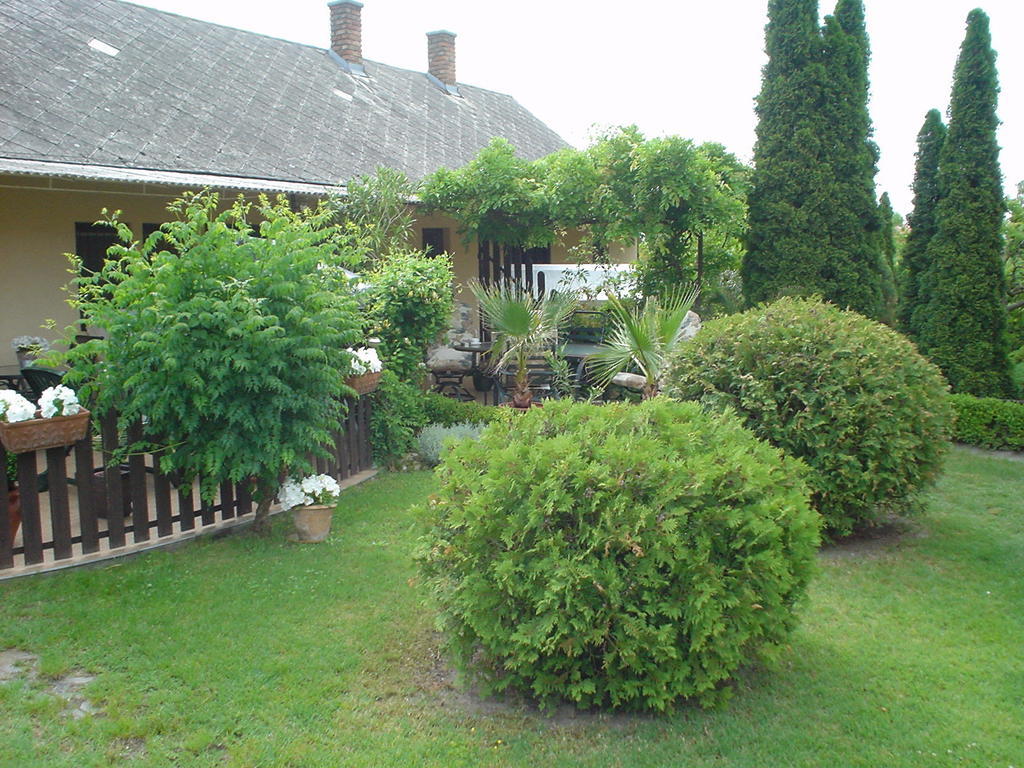 Oeroekzoeld Apartmanok Balatonfenyves Exterior foto